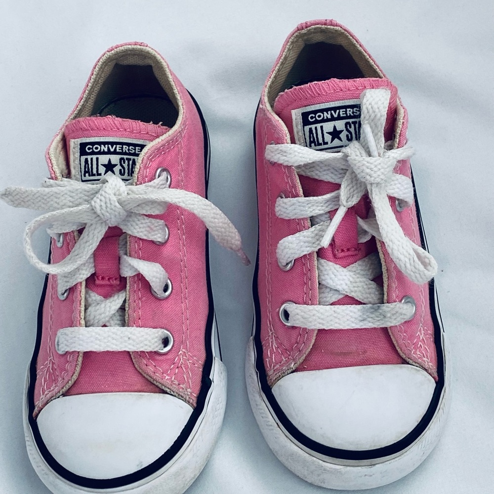 Kids size 8 Converse All Star Pink Canvas Sneakers. In good condition. - Picture 2 of 13